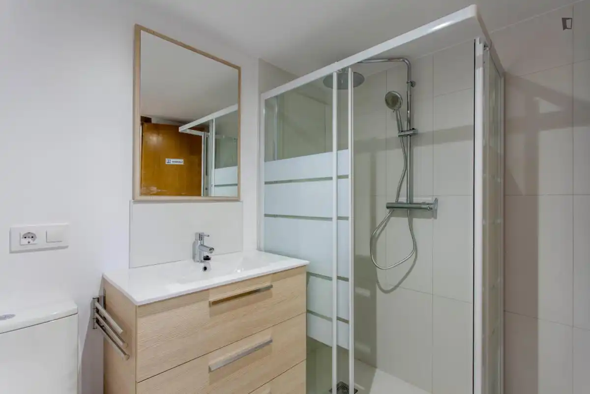 Baño de Apartamento para compartir en Valencia con Aire acondicionado, Amueblado y Horno