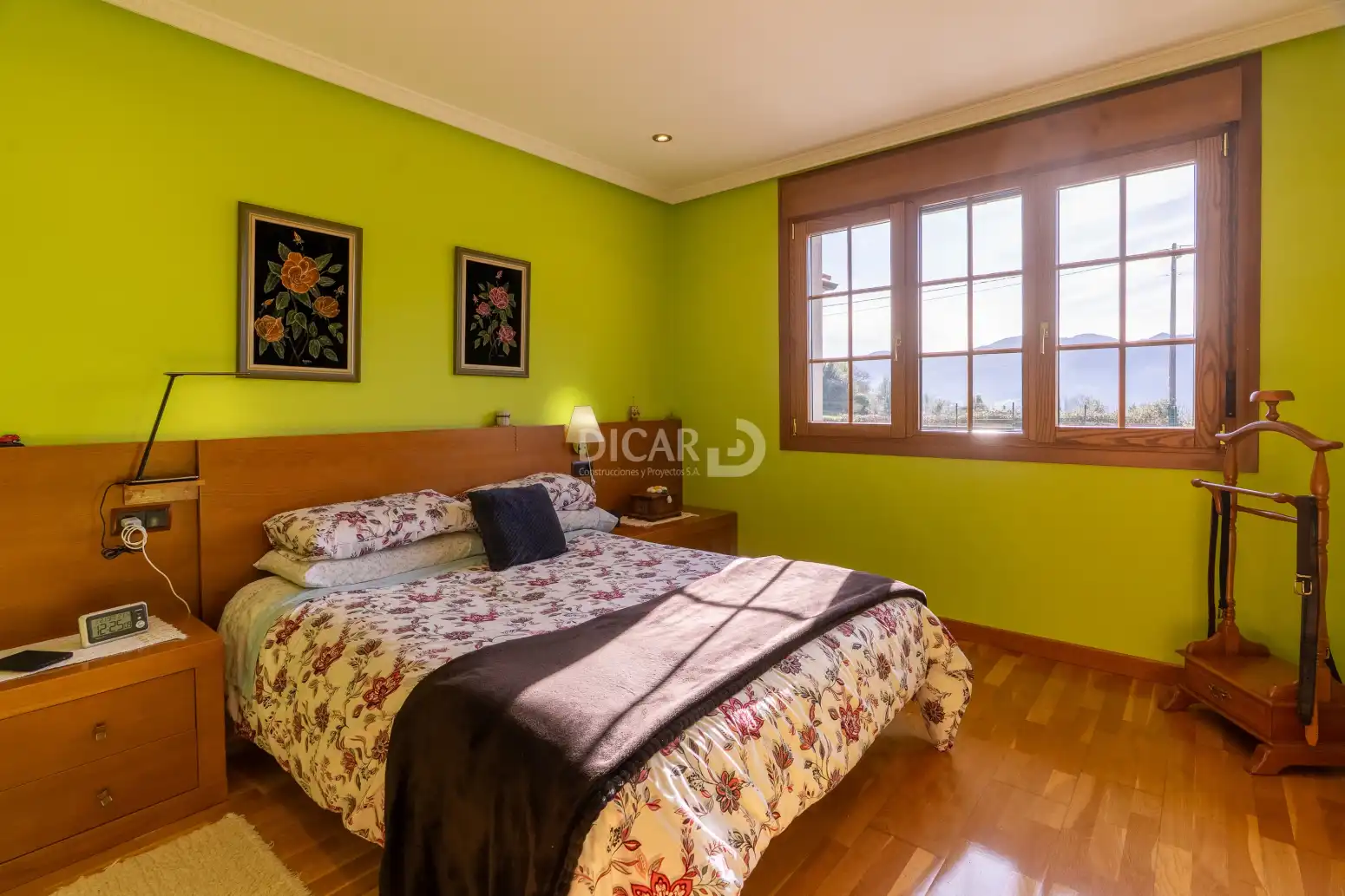 Dormitori de Casa o xalet en venda en Oviedo  amb Calefacció, Jardí privat i Parquet