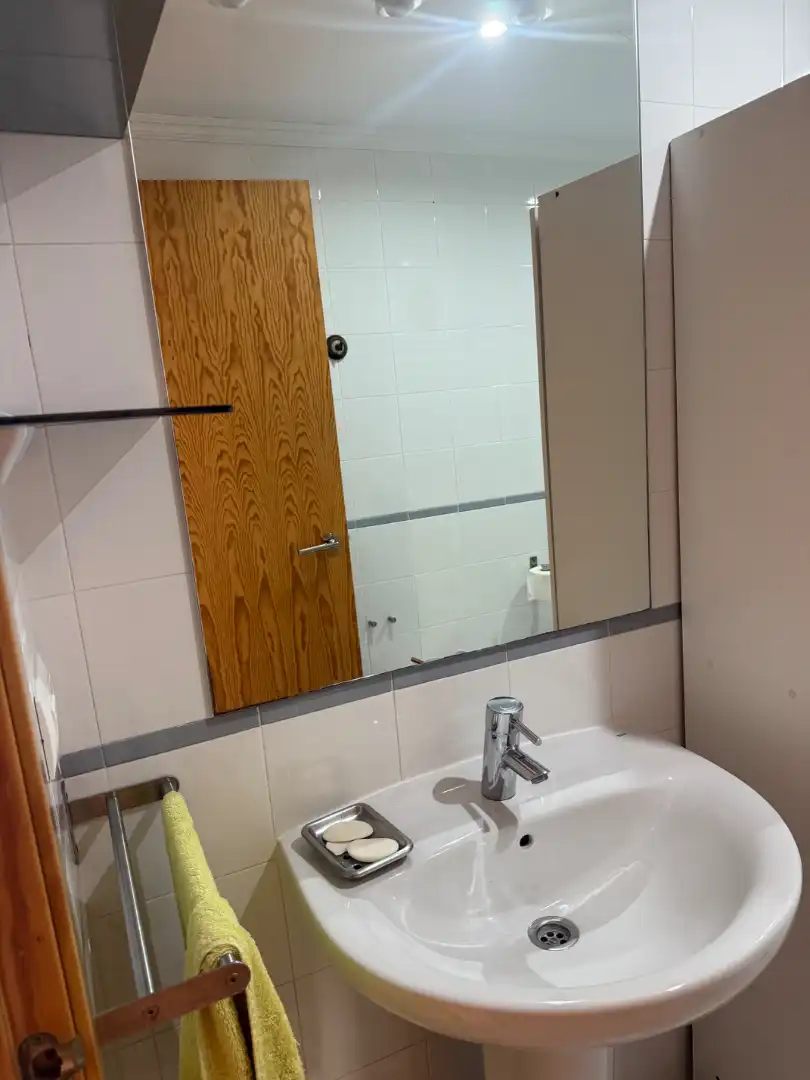 Baño de Apartamento en venta en Badajoz con Aire acondicionado, Lavadora y Microondas