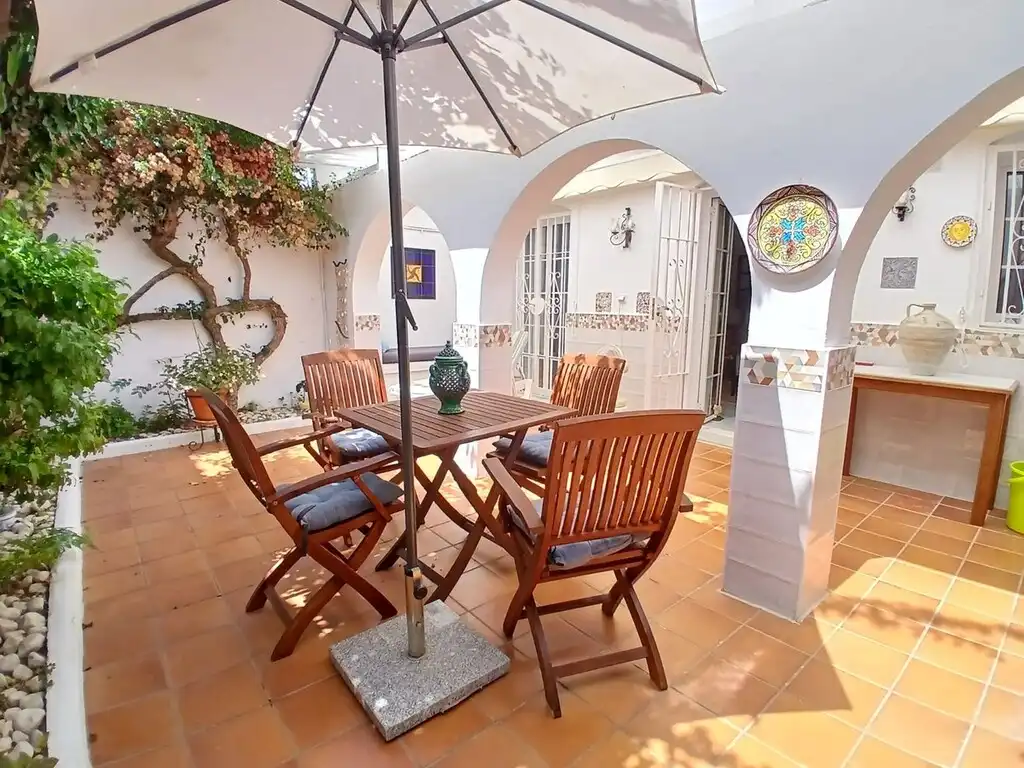 Terrasse von Einfamilien-Reihenhaus zum Verkauf in Fuengirola mit Klimaanlage, Terrasse und Möbliert