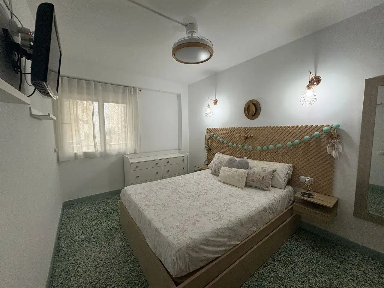 Schlafzimmer von Wohnung zum Verkauf in Cullera mit Klimaanlage, Privatgarten und Terrasse