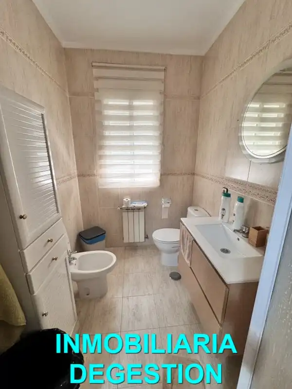 Bany de Casa o xalet en venda en Linares amb Aire condicionat, Jardí privat i Piscina