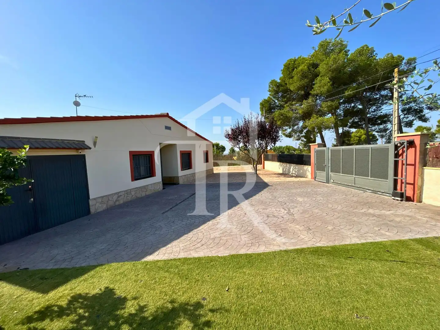 Vista exterior de Casa o xalet en venda en Cabra del Camp amb Aire condicionat, Parquet i Piscina