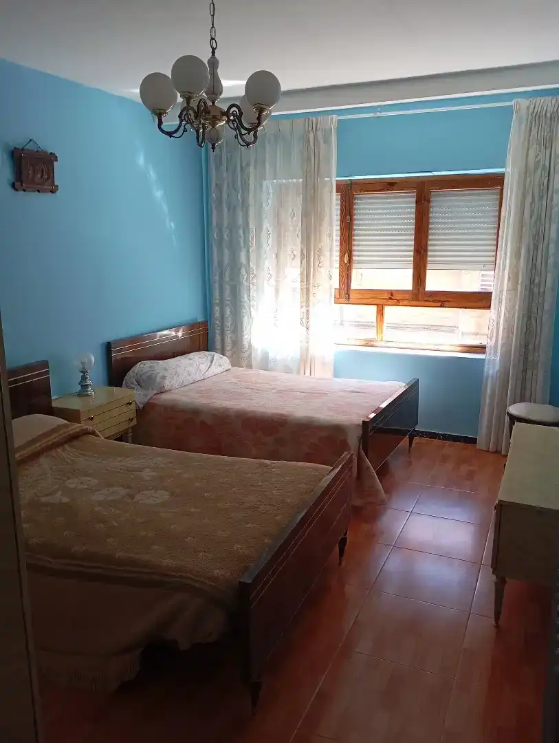 Schlafzimmer von Wohnung zur Miete in Benavides mit Waschmaschine, Mikrowelle und Fernseher