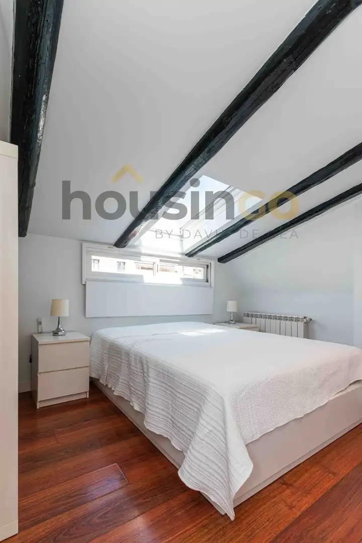 Schlafzimmer von Dachboden zur Miete in Madrid mit Klimaanlage, Heizung und Möbliert