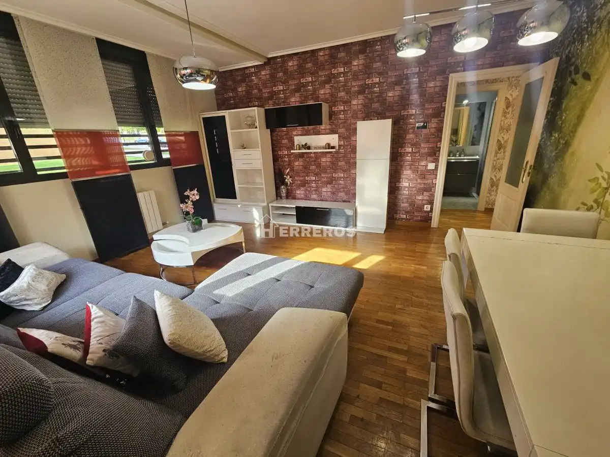 Sala de estar de Planta baja en venta en  Logroño con Calefacción, Parquet y Trastero