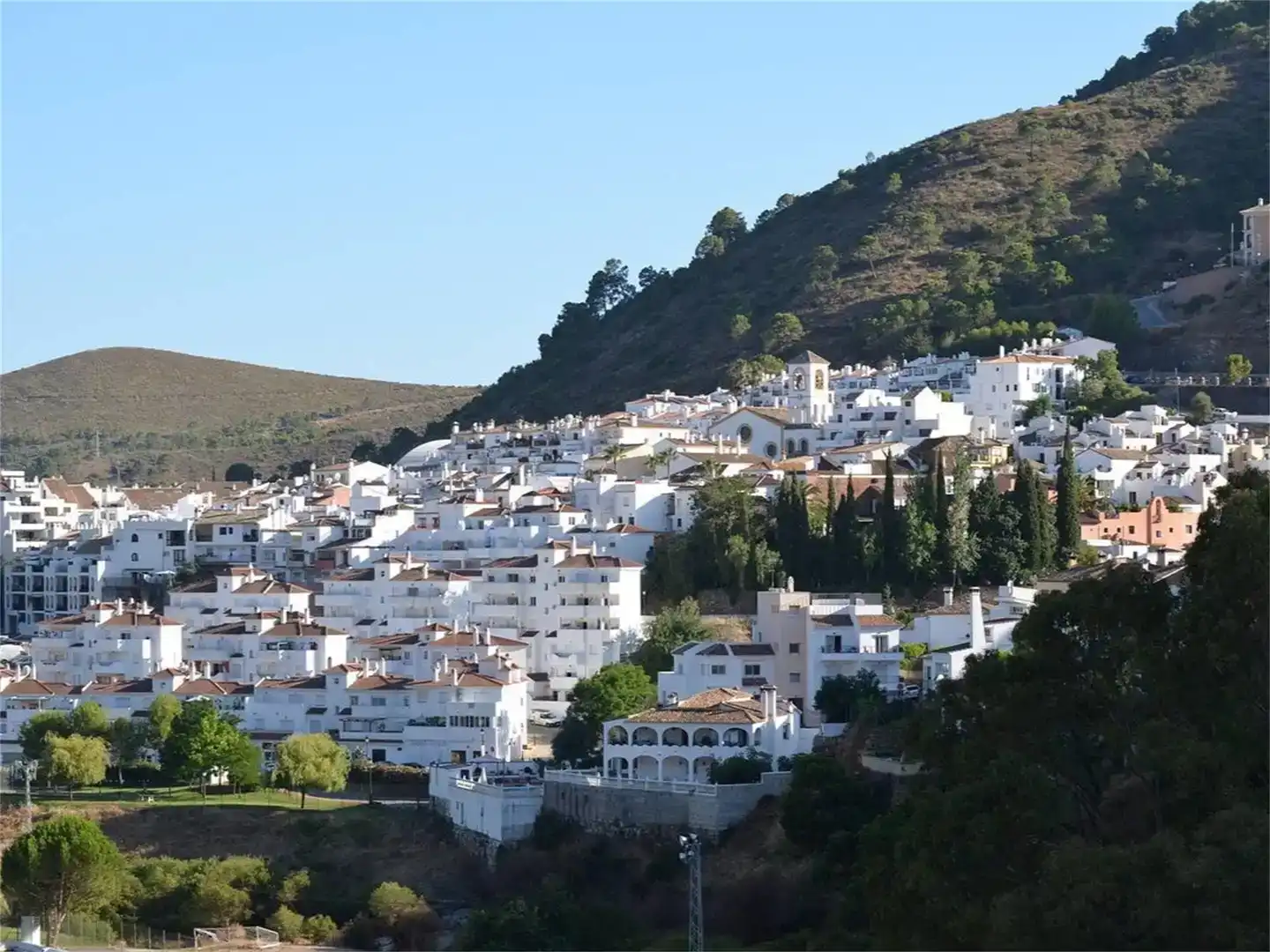 Vista exterior de Casa o xalet en venda en Benahavís amb Aire condicionat, Piscina i Balcó
