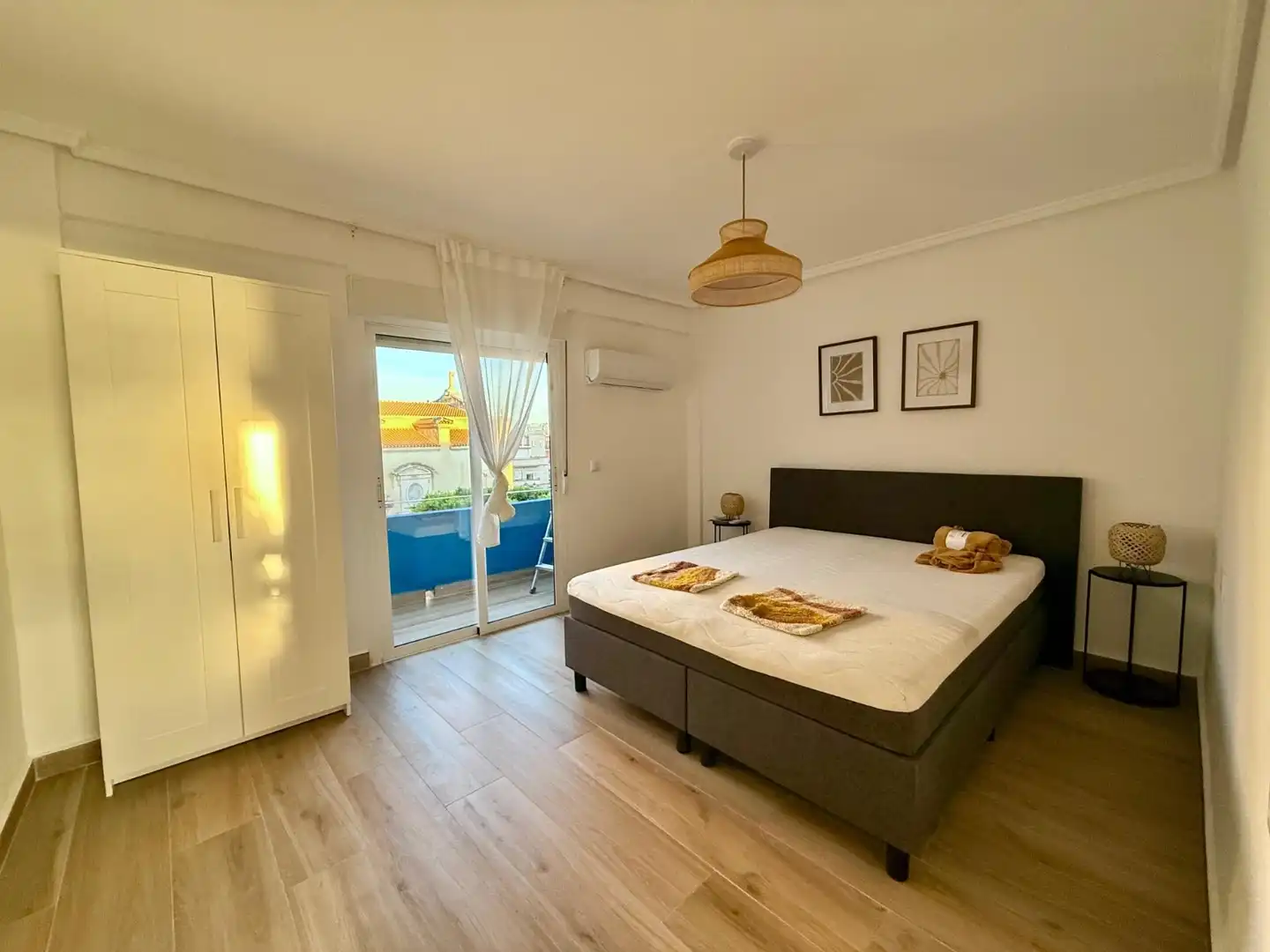 Habitación de Apartamento en venta en Catral con Lavadora, Microondas y TV