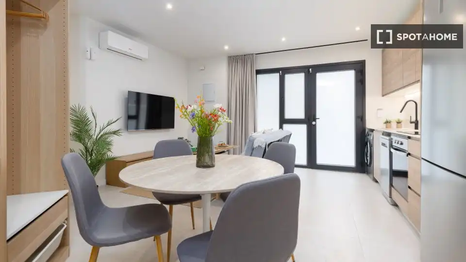 Comedor de Estudio para compartir en Valencia con Aire acondicionado, Terraza y Amueblado