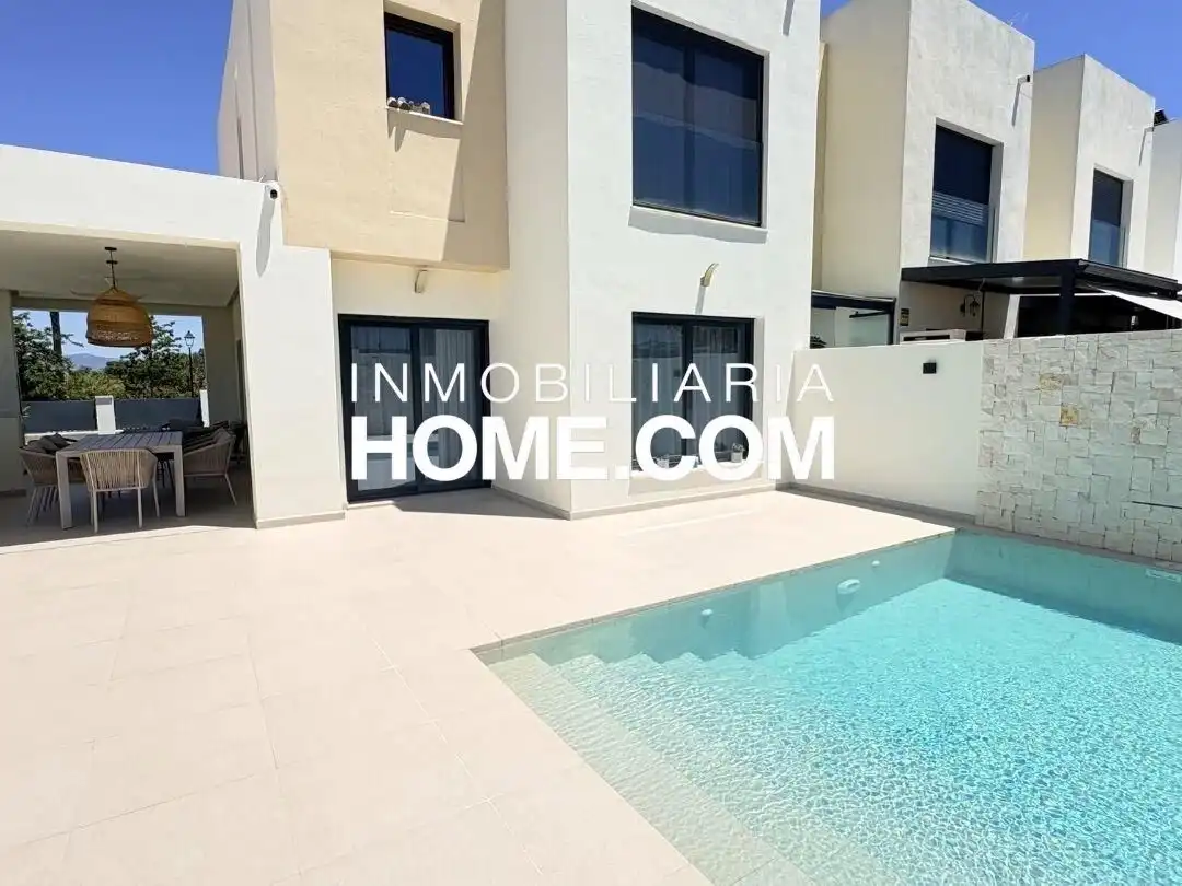 Casa pareada con terraza en venta en Pinos de Alhaurín - Periferia