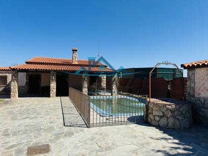 Swimming pool of House or chalet for sale in Talavera de la Reina  with Air Conditioner, Heating and Private garden