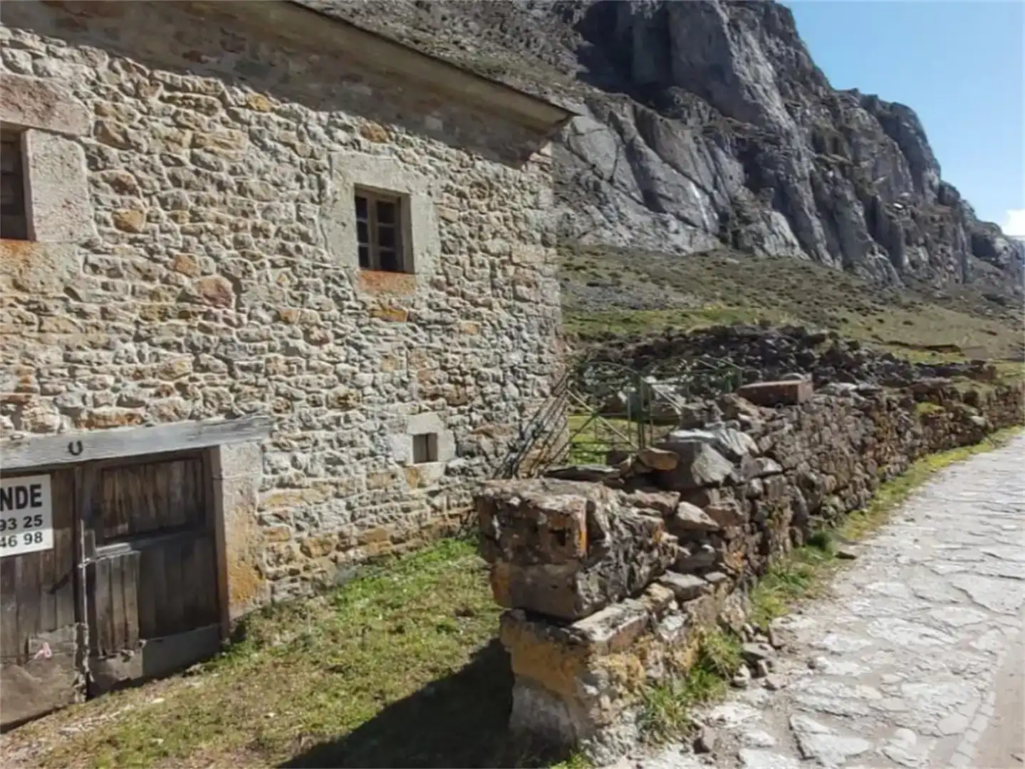 Vista exterior de Casa adosada en venta en Cabrillanes, León