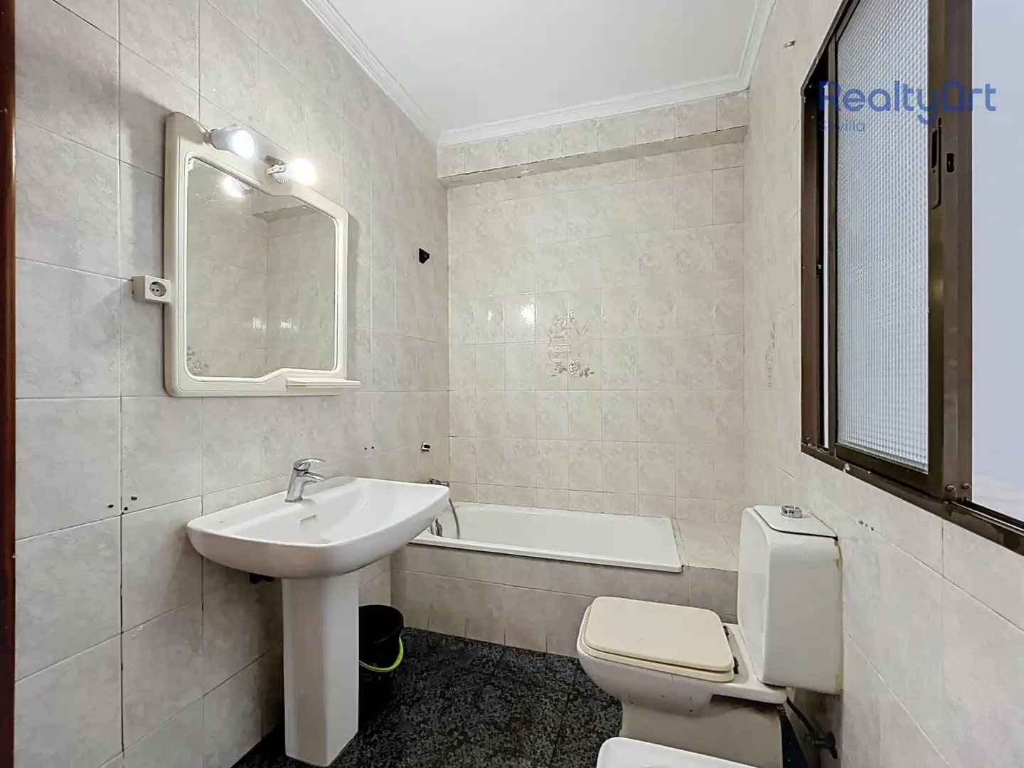 Bathroom of Flat for sale in Sevilla  with Balcony