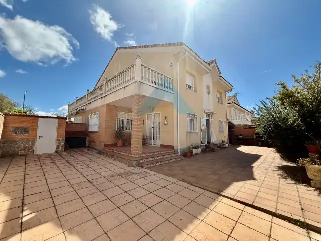 Vista exterior de Casa o chalet en venta en Los Santos de la Humosa con Aire acondicionado, Calefacción y Terraza