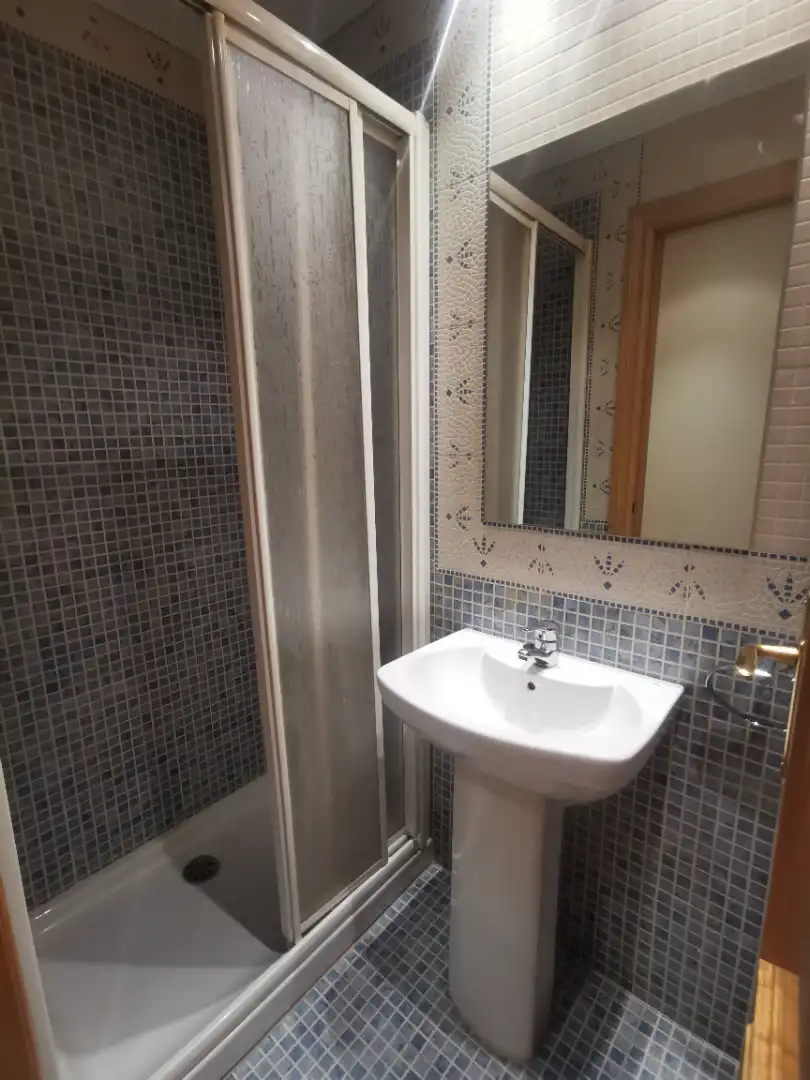 Badezimmer von Wohnung zum Verkauf in Salamanca mit Heizung, Parkett und Ofen