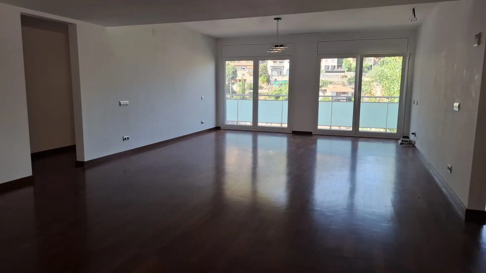 Sala d'estar de Casa o xalet en venda en Vallirana amb Aire condicionat i Terrassa