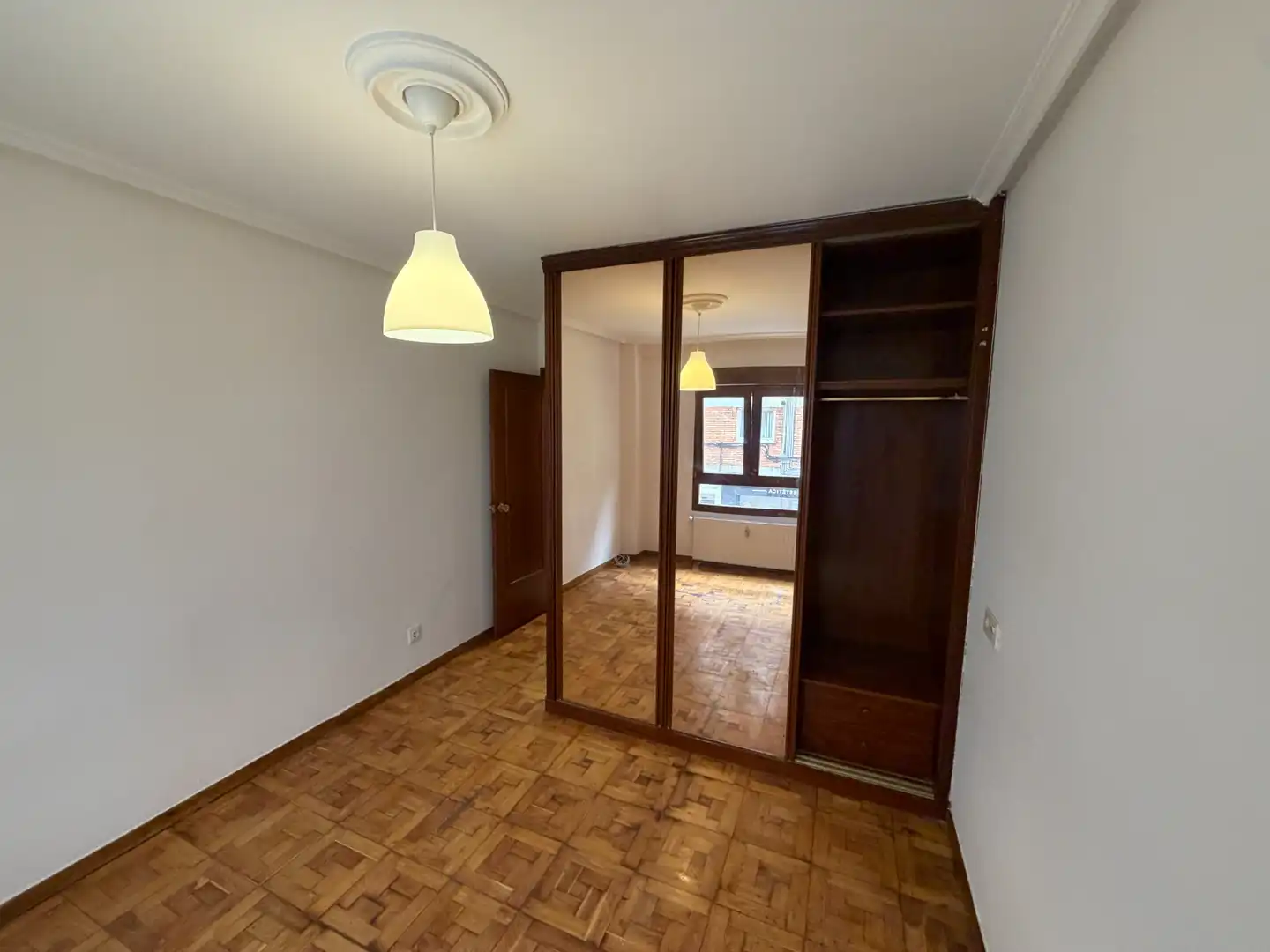 Dormitori de Pis en venda en Oviedo  amb Calefacció, Parquet i Terrassa
