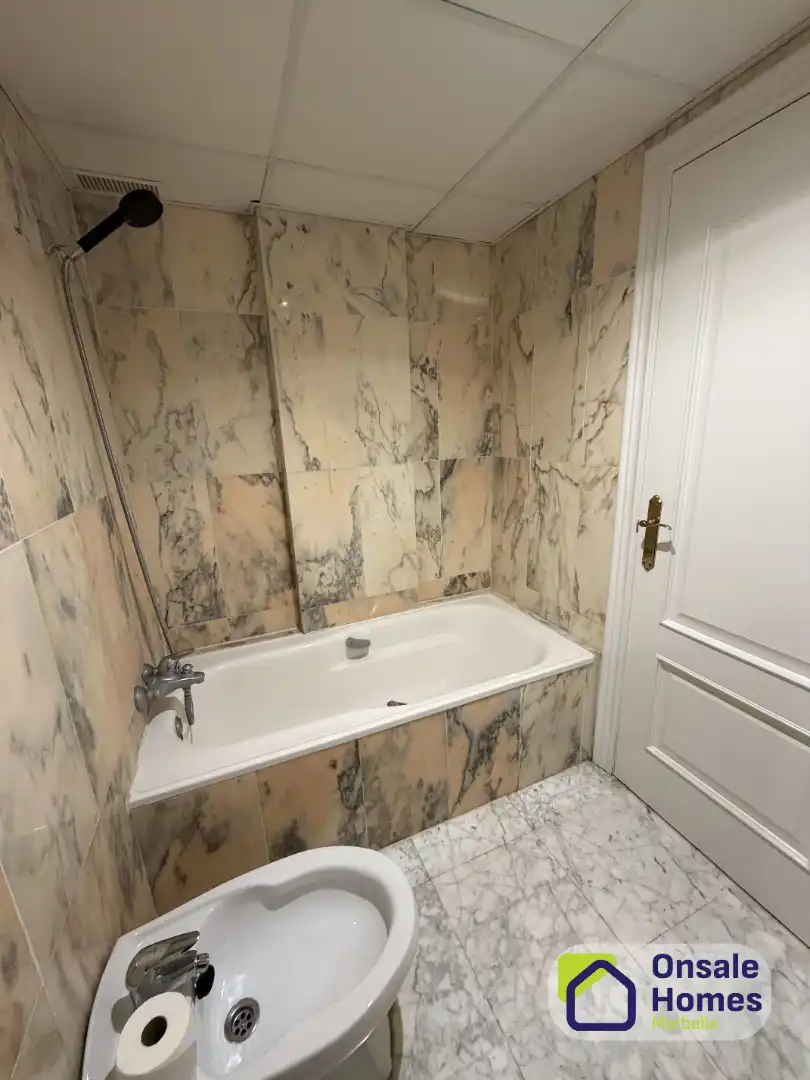 Baño de Casa adosada en venta en Marbella con Aire acondicionado, Jardín privado y Terraza