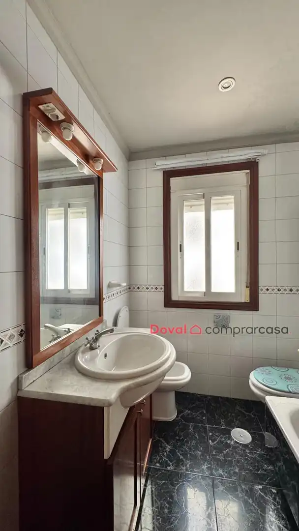 Bathroom of Flat for sale in Vigo   with Parquet flooring