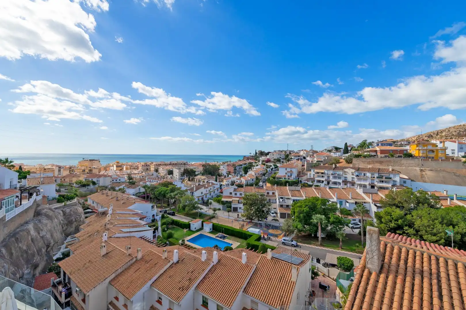 Vista exterior de Casa adosada en venta en Rincón de la Victoria con Terraza y Piscina comunitaria