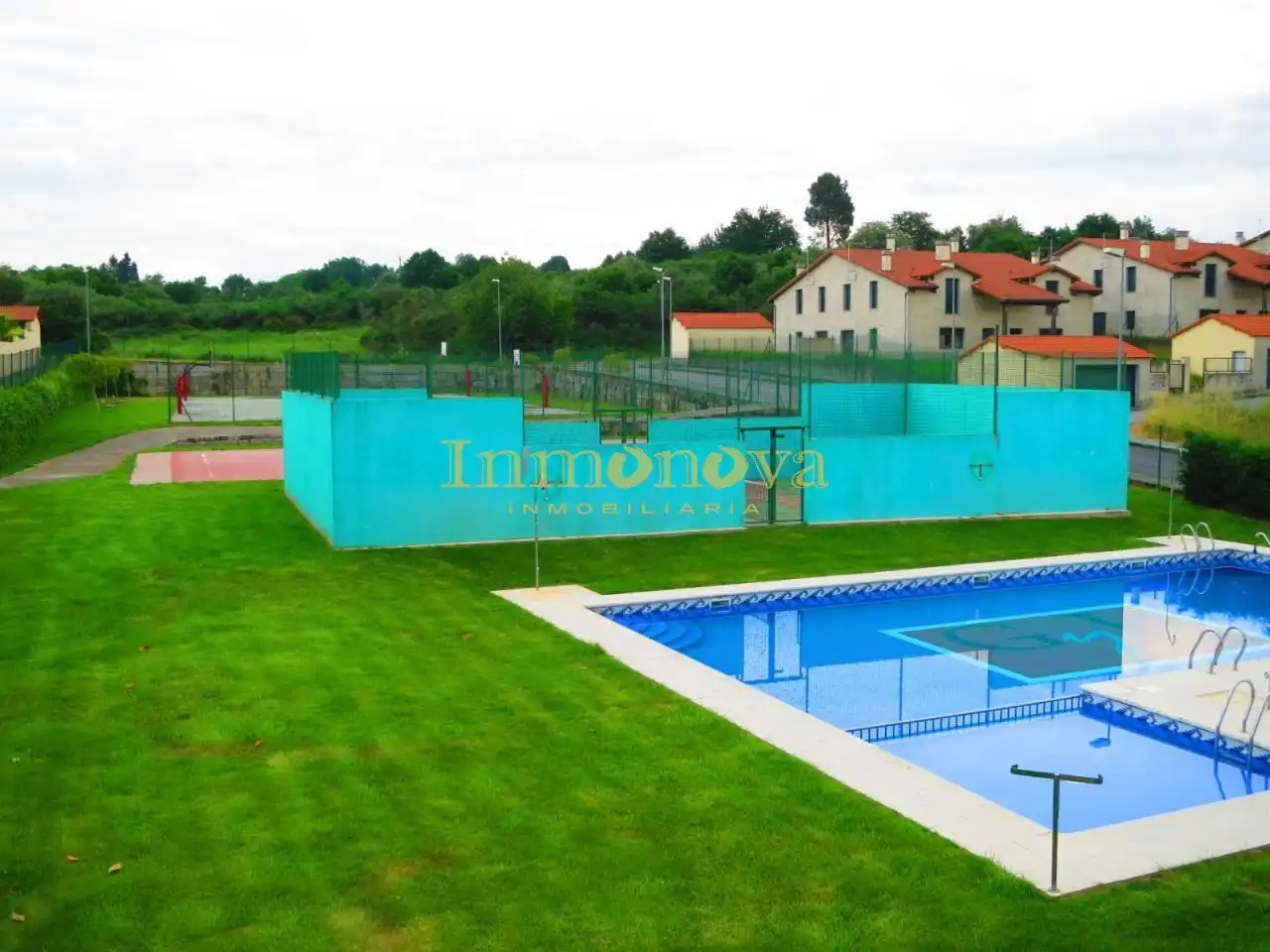 Piscina de Casa adosada en venda en A Merca   amb Calefacció, Jardí privat i Terrassa