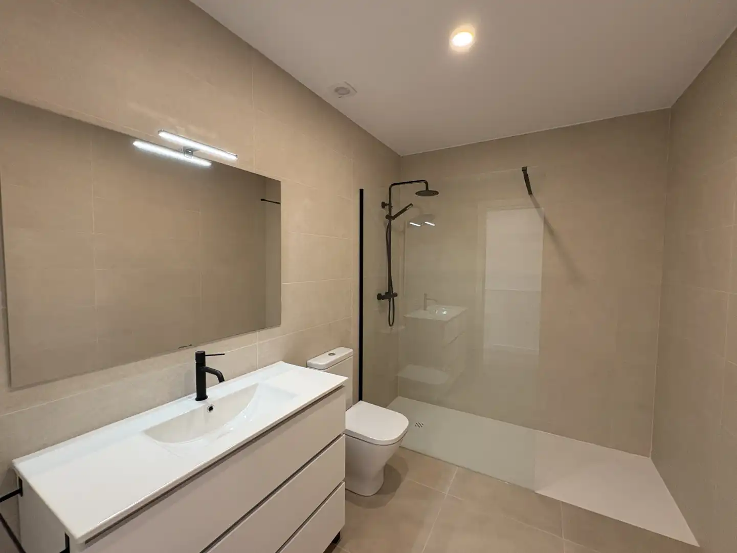 Baño de Casa adosada en venta en Torelló con Calefacción, Jardín privado y Parquet