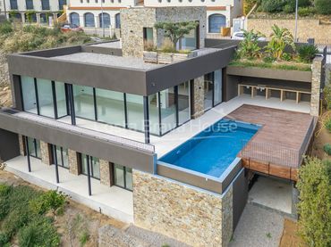 Casa amb piscina en venda a Carrer Joaquim Vayreda