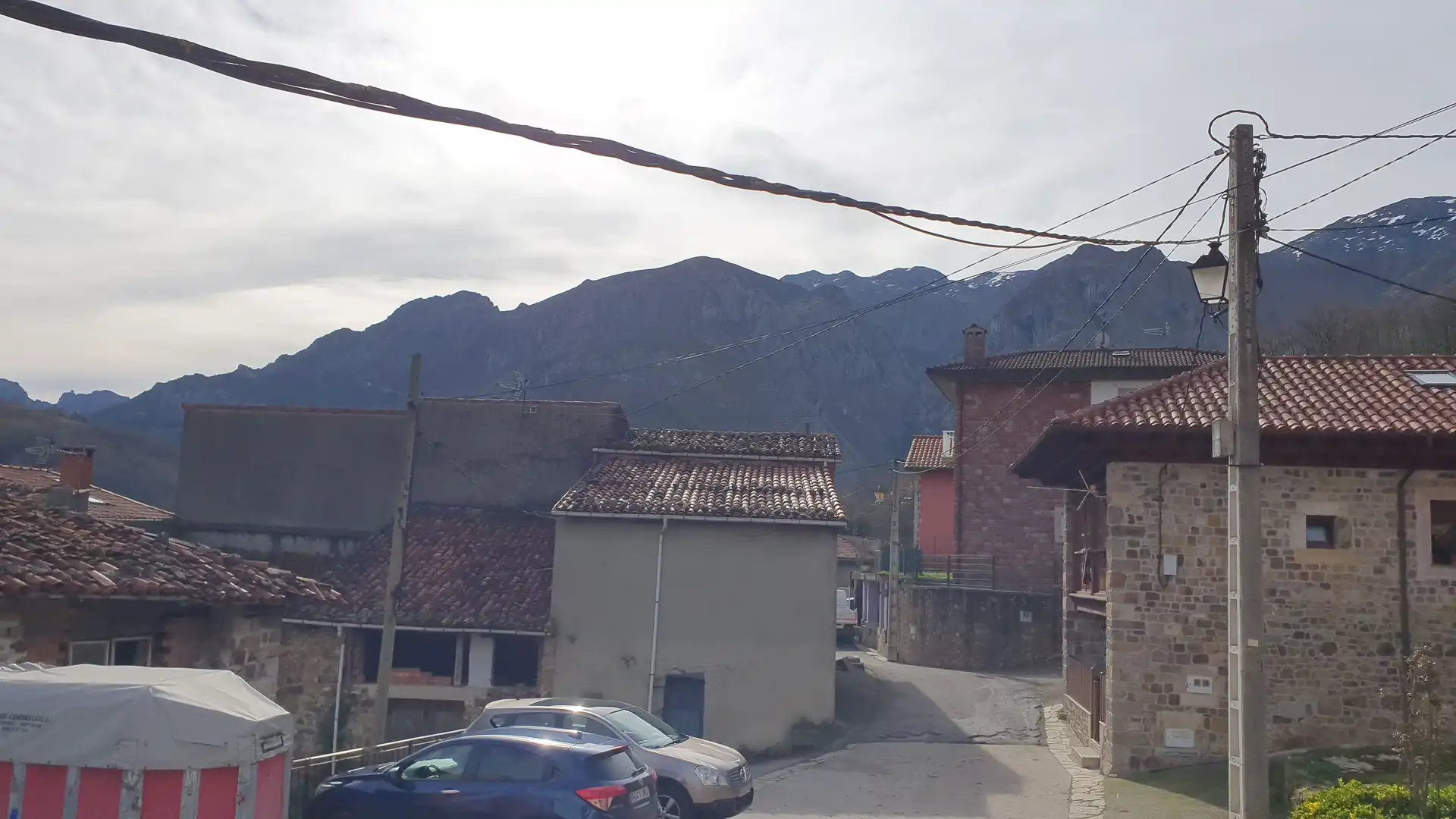 Vista exterior de Casa adosada en venda en Cabrales amb Calefacció, Terrassa i Balcó