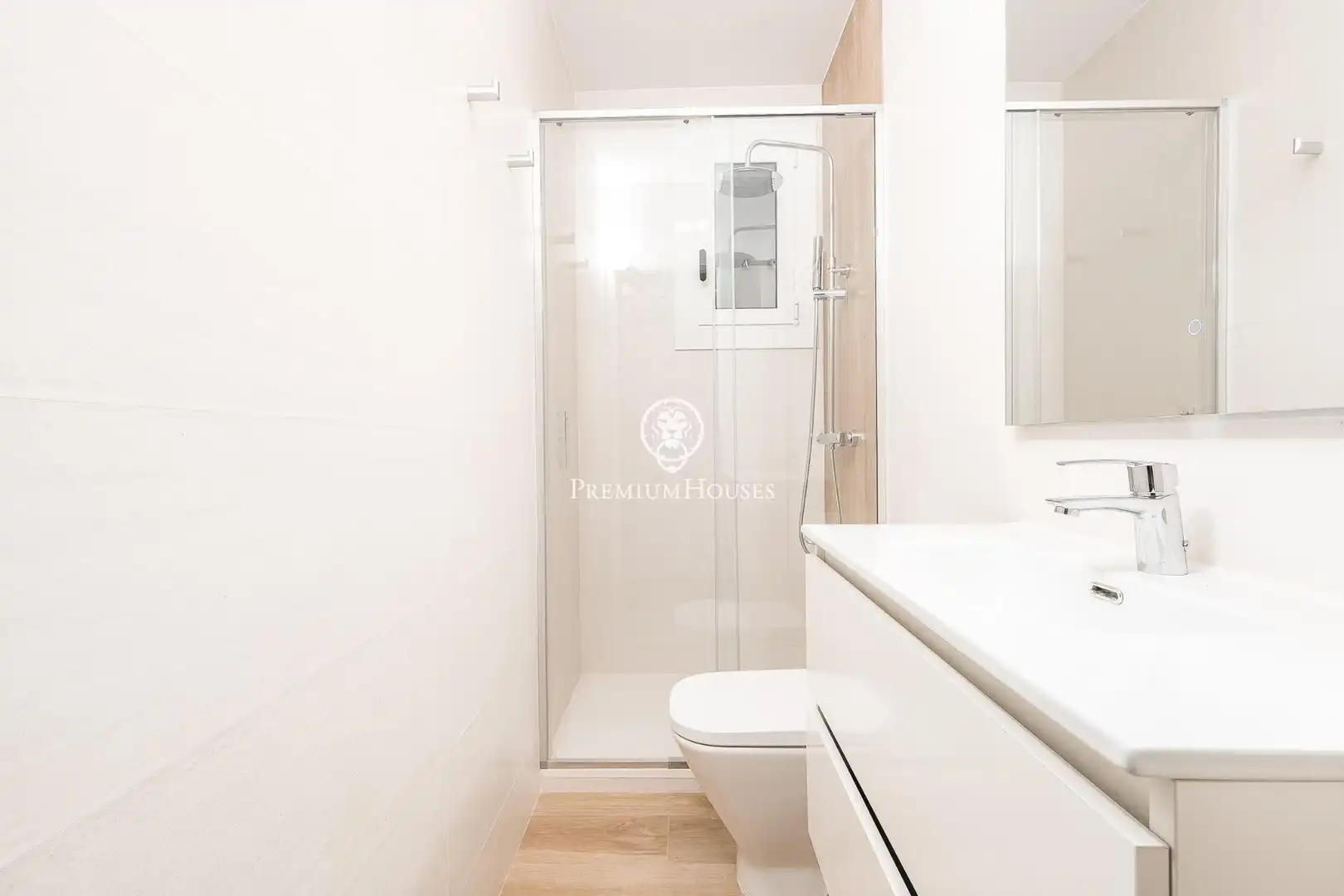 Bathroom of Apartments for sale in Barcelona  with Parquet flooring
