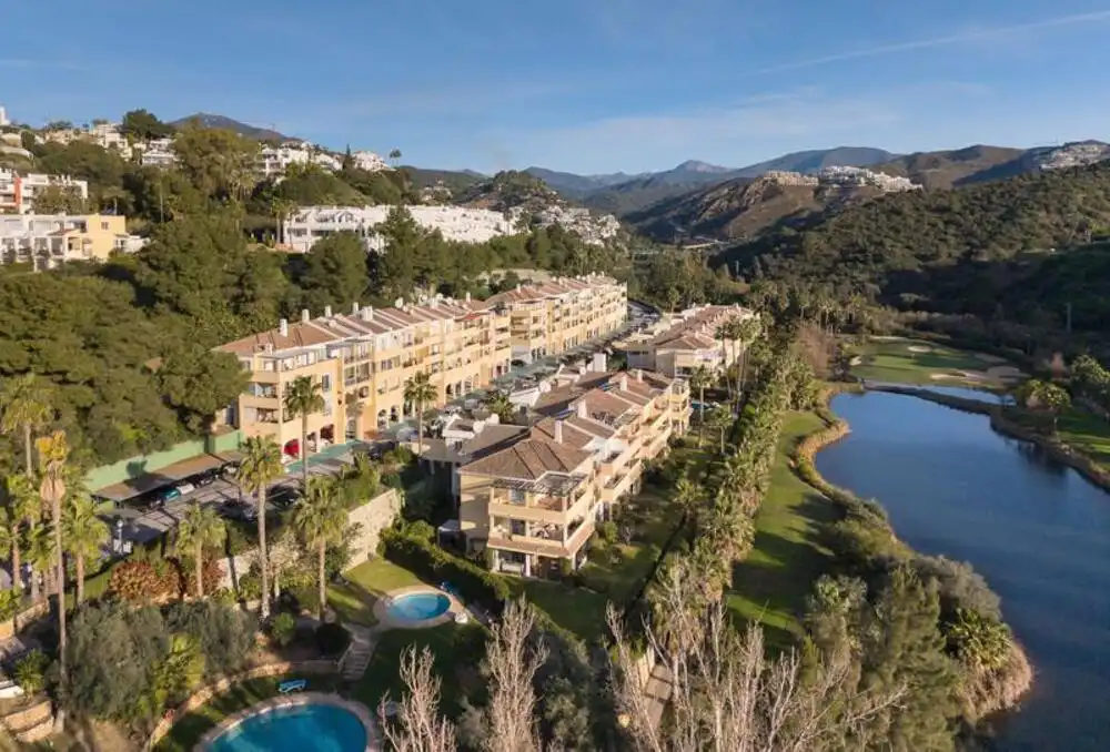 Apartamento con piscina en venta en Benahavís pueblo, imagen 3
