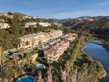 Apartament amb piscina en venda a Benahavís pueblo