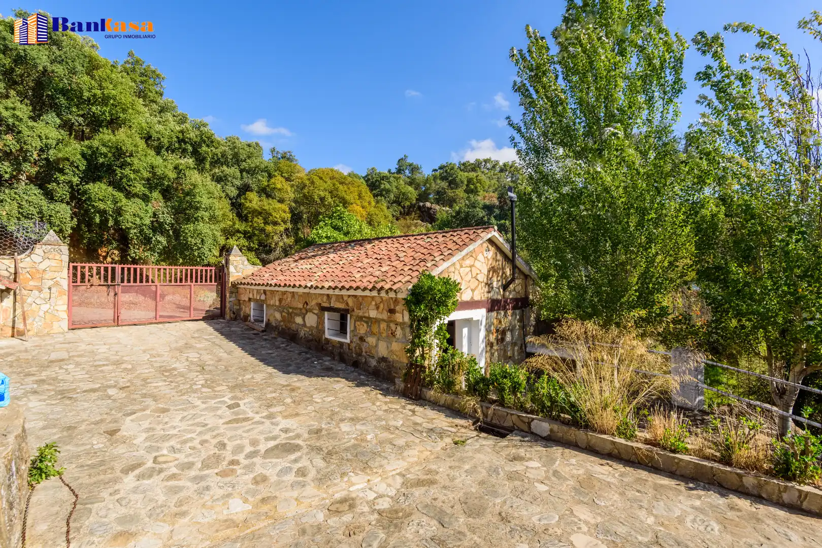Vista exterior de Casa o xalet en venda en Cortes de la Frontera amb Calefacció, Jardí privat i Moblat