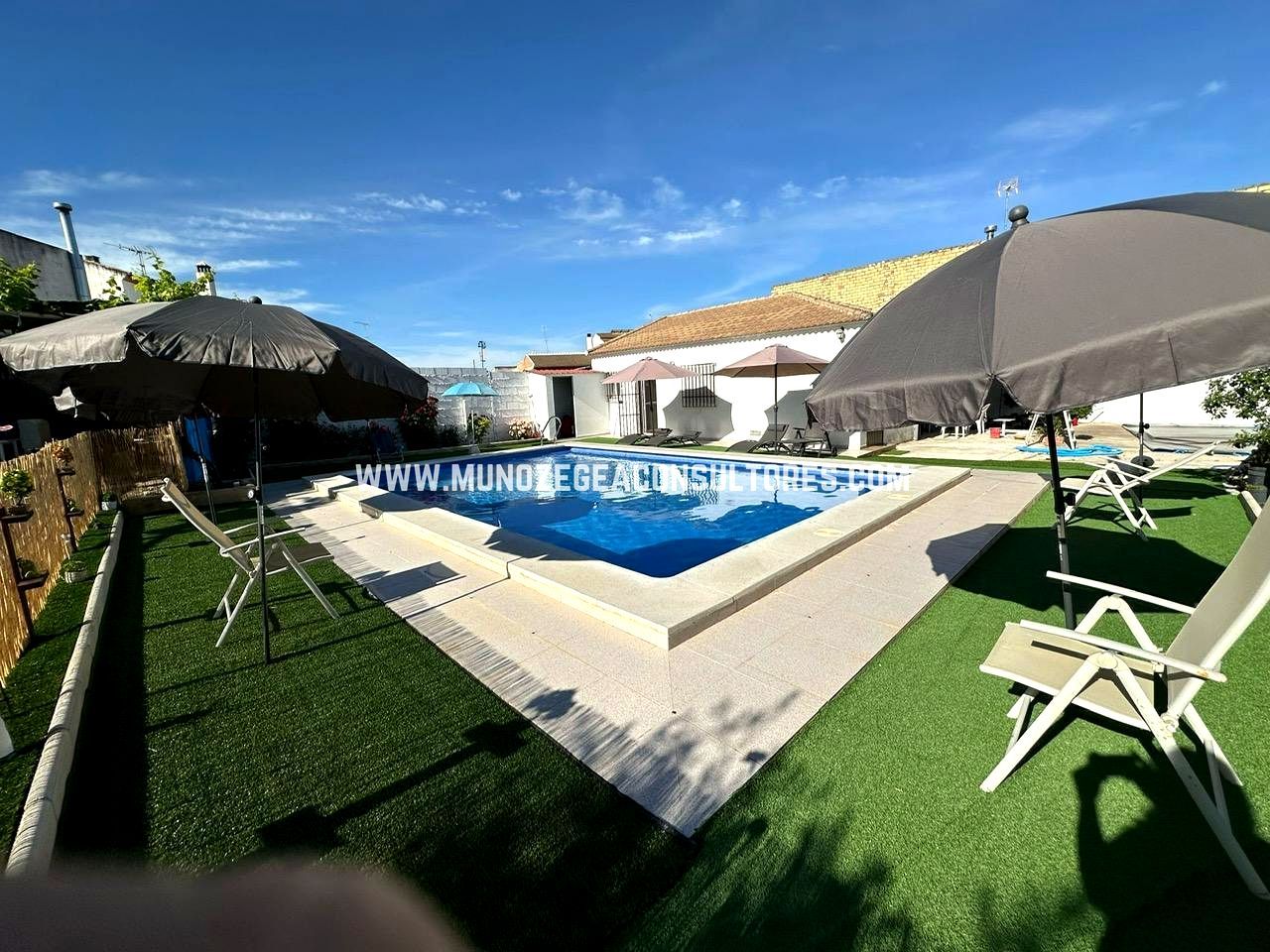 Vista exterior de Casa o xalet de lloguer en Lucena amb Jardí privat, Terrassa i Piscina