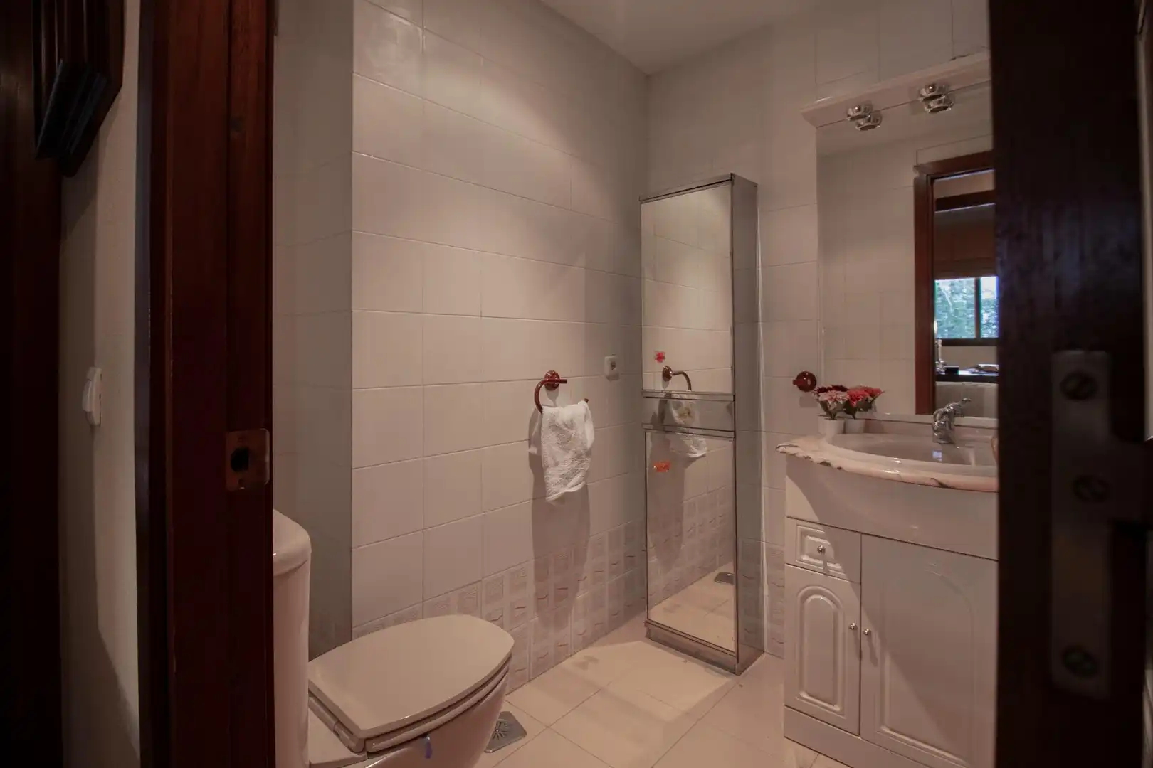 Bathroom of Flat for sale in Sevilla  with Air Conditioner, Heating and Community pool
