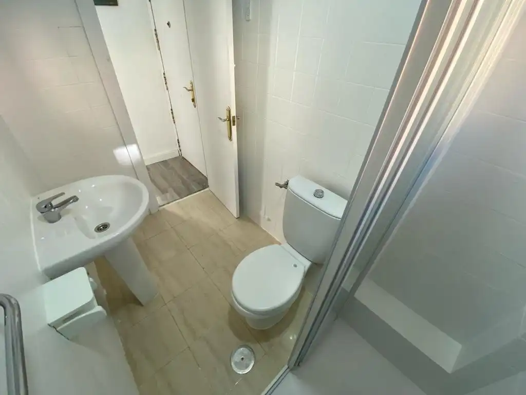 Bathroom of Flat for rent in Madrid  with Heating, Furnished and Oven