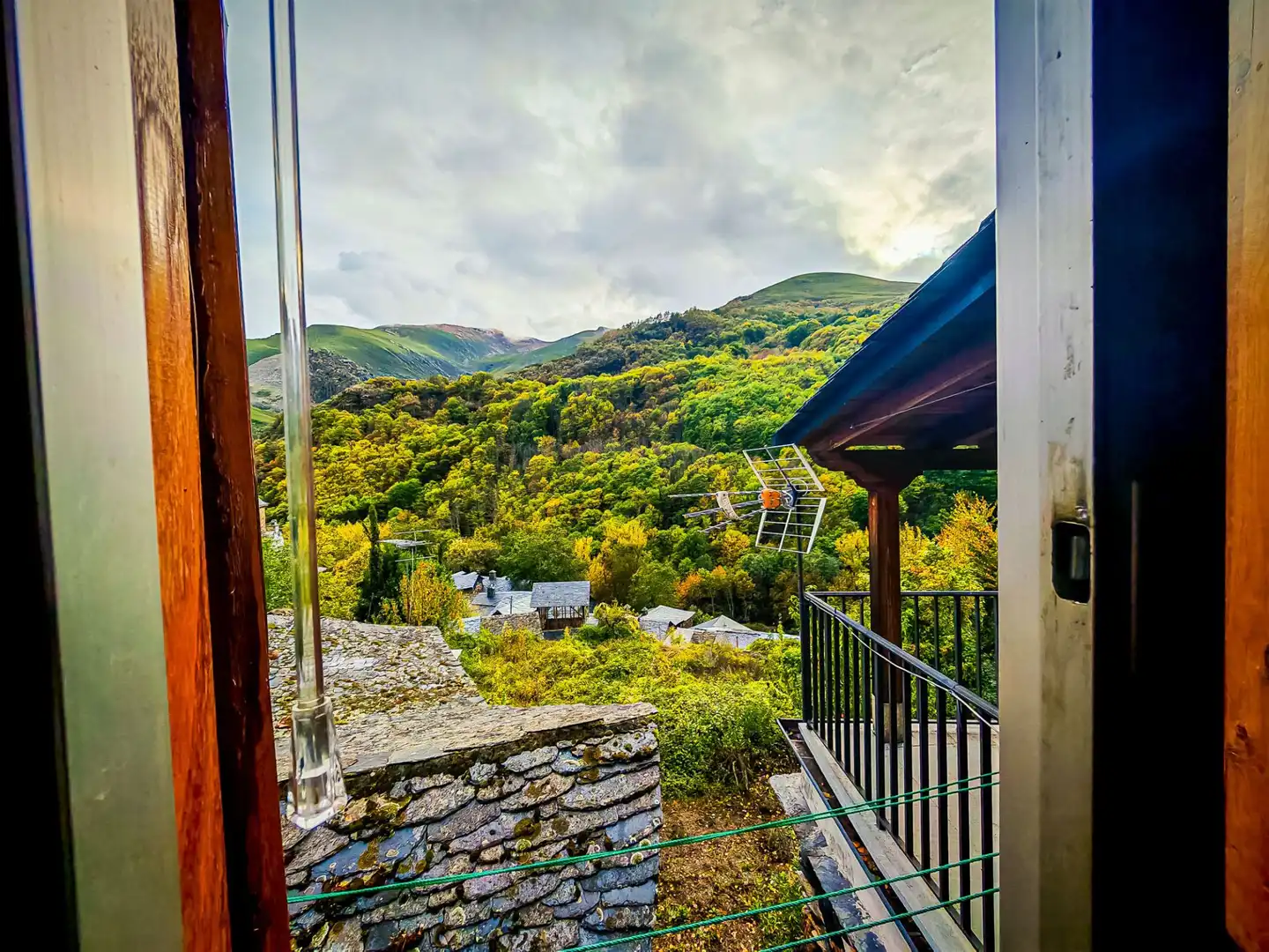 Vista exterior de Casa o chalet en venta en Ponferrada con Calefacción, Terraza y Amueblado