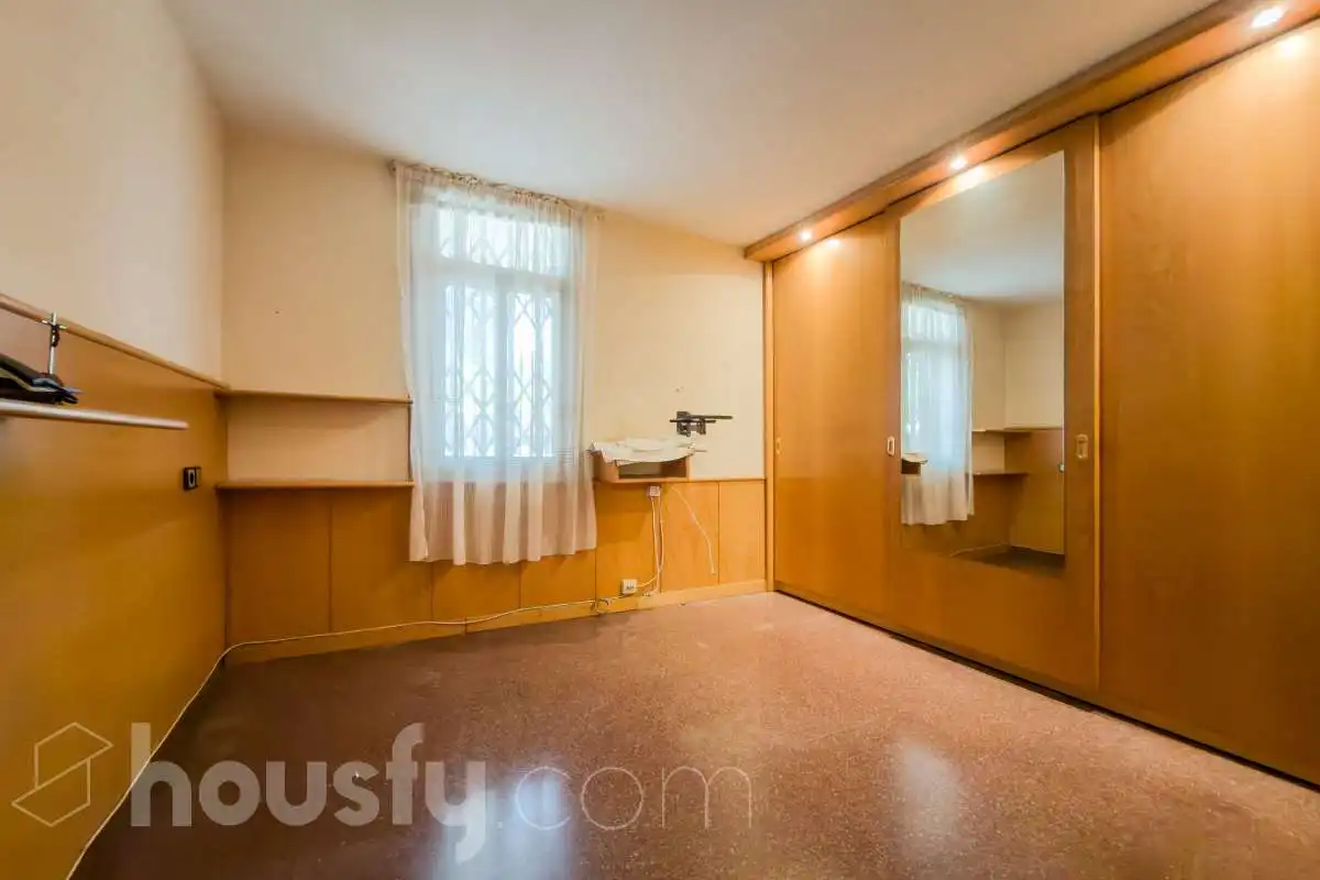 Dormitori de Casa o xalet en venda en Barcelona amb Jardí privat, Terrassa i Traster