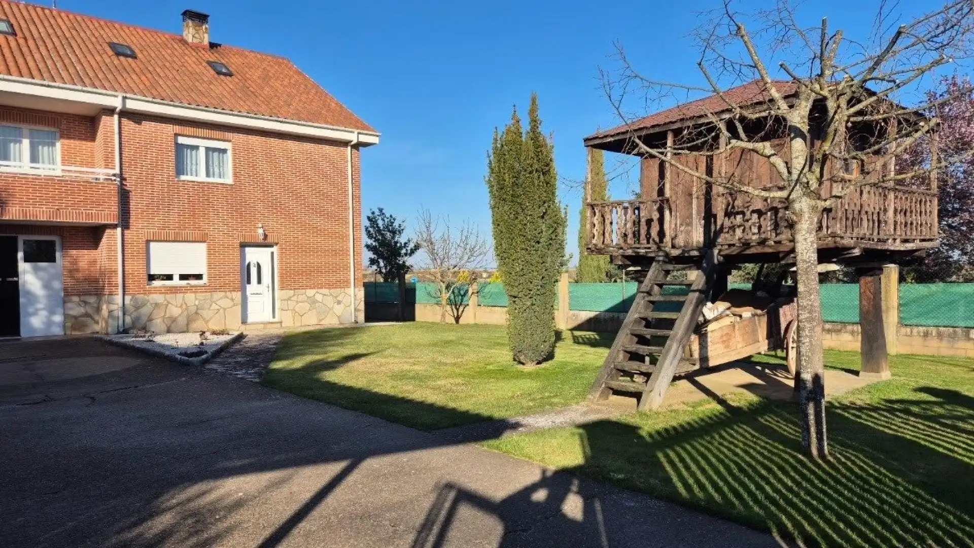 Vista exterior de Casa o chalet en venta en Valdefresno con Calefacción