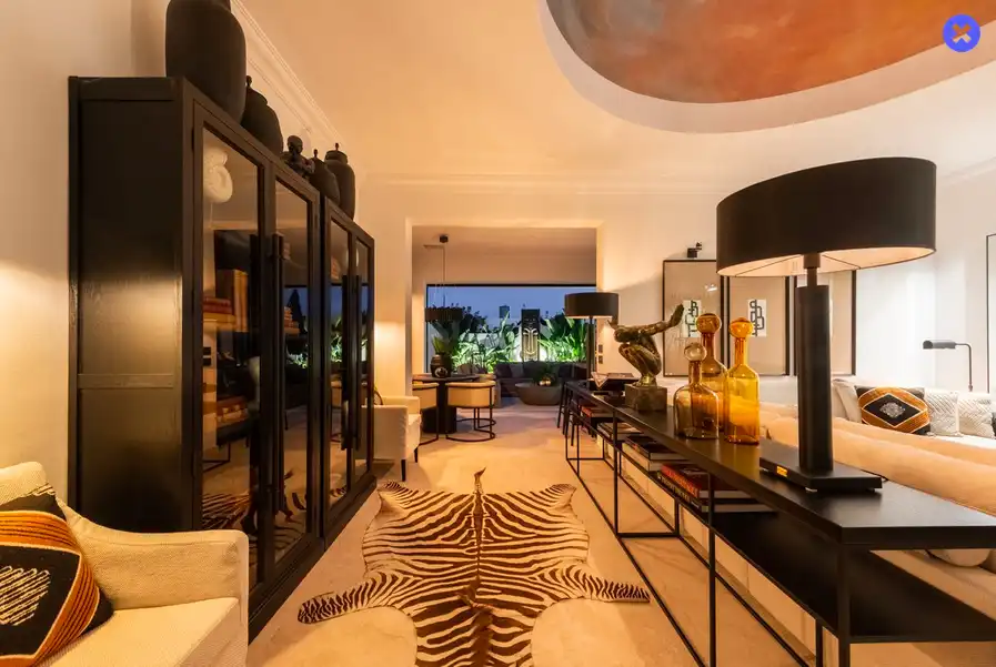 Sala d'estar de Casa adosada en venda en Marbella amb Aire condicionat, Terrassa i Moblat
