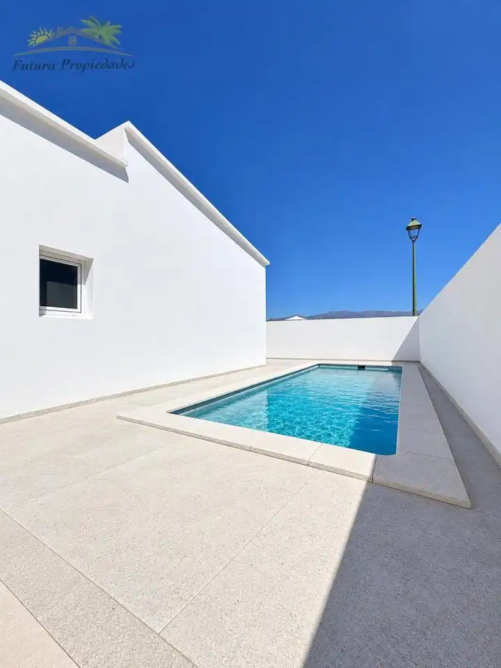 Swimming pool of Houses for sale in Tinajo, Las Palmas