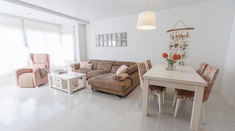 SE VENDE AMPLIO PISO ZONA MERCADONA DE 4 DORMITORIOS, 2 BAÑOS, TERRAZA Y PISCINA COMUNITARIA!