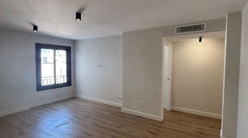 Foto 2 de Piso en venta en Avenida Ramón y Cajal, Casco Antiguo, Marbella