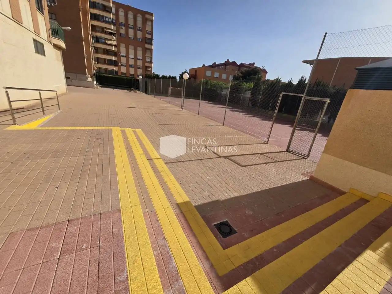 Aparcament de Pis en venda en San Vicente del Raspeig / Sant Vicent del Raspeig amb Moblat, Balcó i Piscina comunitària