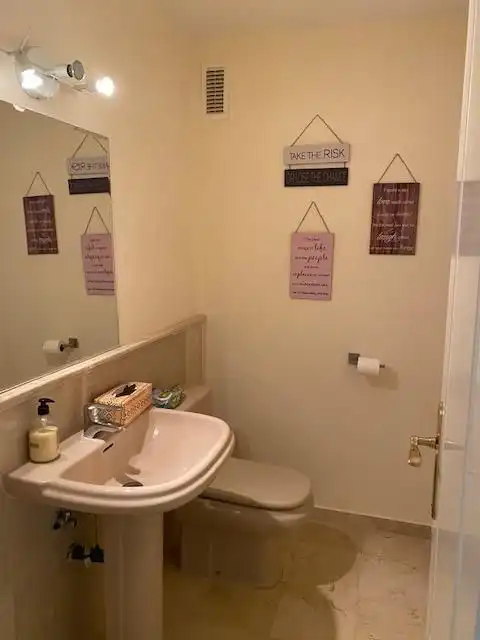 Baño de Apartamento de alquiler en Estepona con Aire acondicionado, Calefacción y Jardín privado