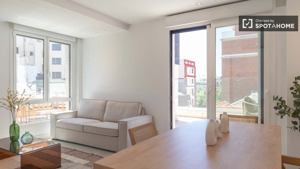 Living room of Flat to rent in  Madrid Capital  with Air Conditioner, Heating and Furnished