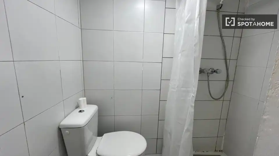 Baño de Piso de alquiler en Madrid con Aire acondicionado, Calefacción y Amueblado