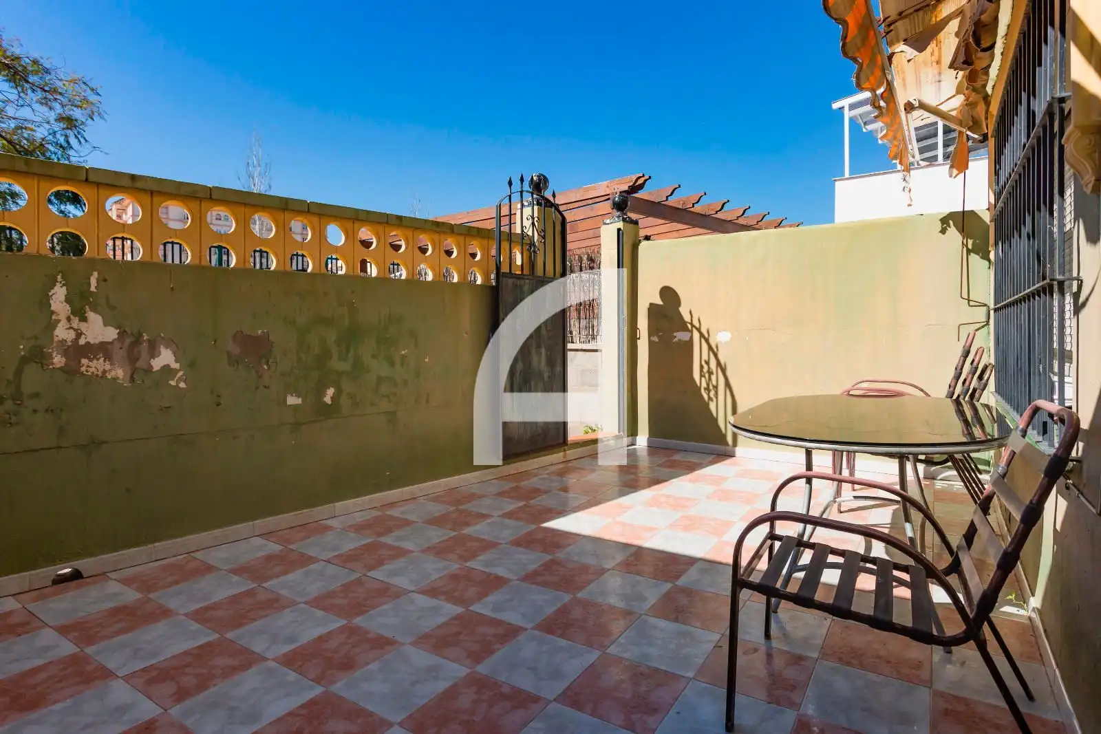 Terrasse von Einfamilien-Reihenhaus zum Verkauf in Fuengirola mit Terrasse, Abstellraum und Schwimmbad