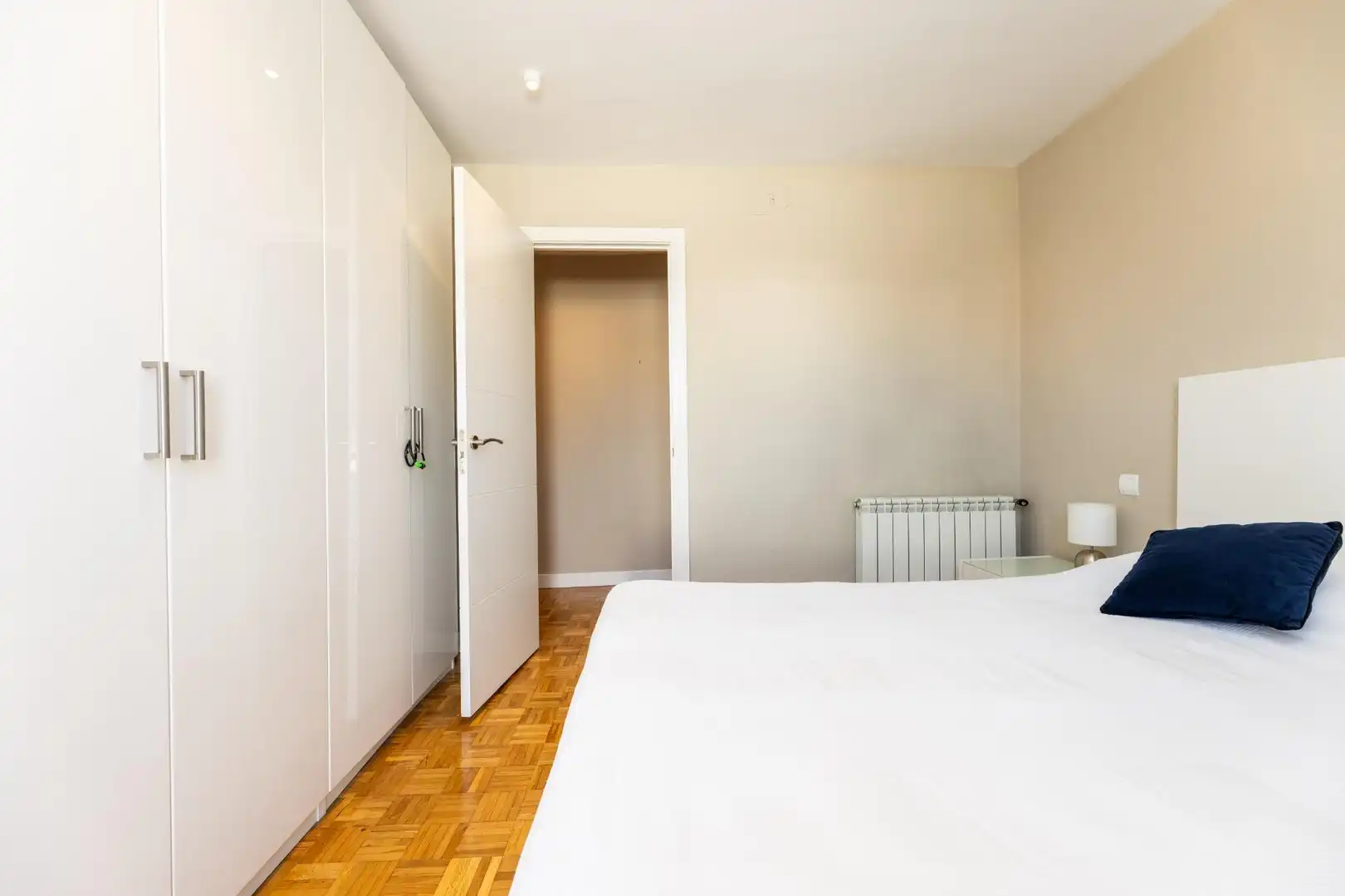 Schlafzimmer von Dachboden zur Miete in Madrid mit Klimaanlage, Heizung und Terrasse