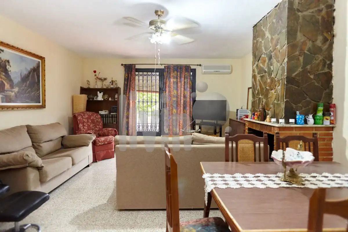 Sala d'estar de Casa o xalet en venda en Jaén amb Traster