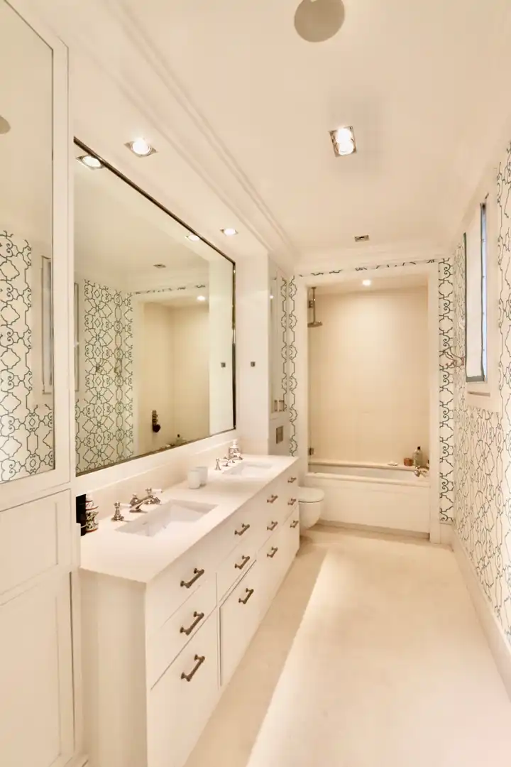 Bathroom of Flat for sale in Madrid  with Air Conditioner, Heating and Storage room